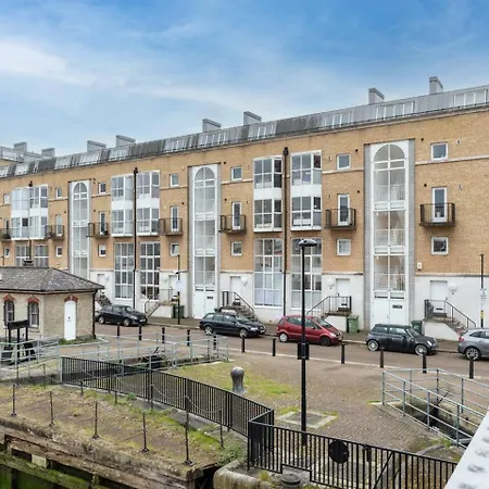 Sunny Maisonette With Views Over Canary Wharf, لندن