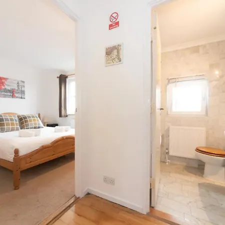Sunny Maisonette With Views Over Canary Wharf,