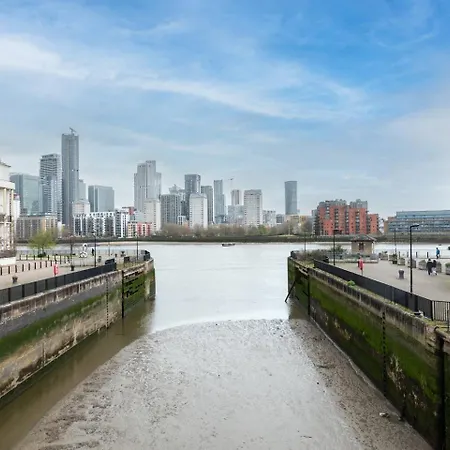 Sunny Maisonette With Views Over Canary Wharf, لندن