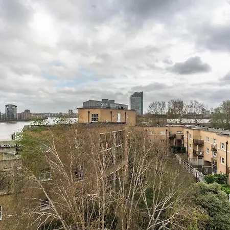 Sunny Maisonette With Views Over Canary Wharf, شقة