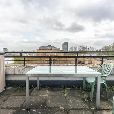 Sunny Maisonette With Views Over Canary Wharf,