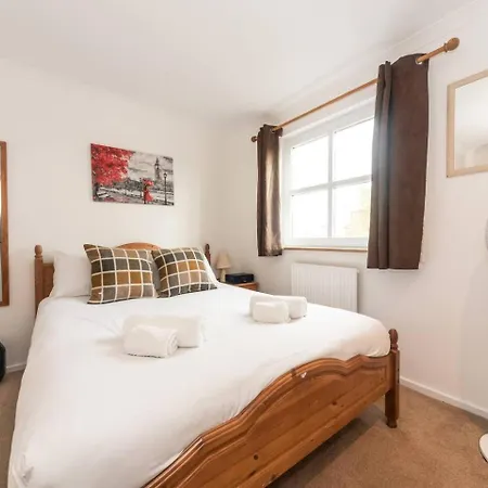 Sunny Maisonette With Views Over Canary Wharf, * لندن