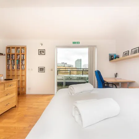 شقة Sunny Maisonette With Views Over Canary Wharf, *