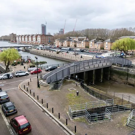 Sunny Maisonette With Views Over Canary Wharf,