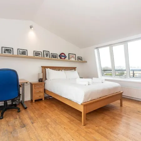 شقة Sunny Maisonette With Views Over Canary Wharf, لندن