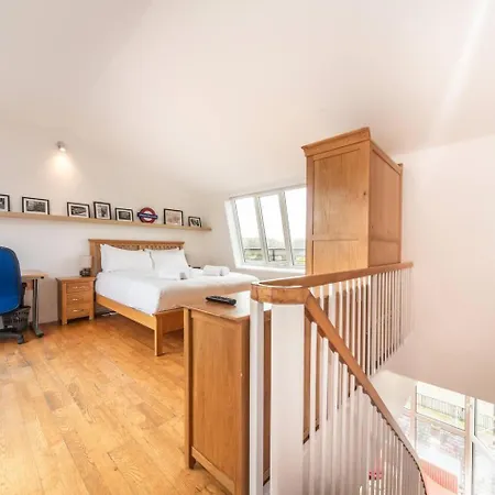 Sunny Maisonette With Views Over Canary Wharf,