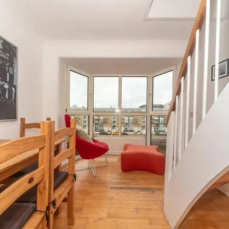 Sunny Maisonette With Views Over Canary Wharf, شقة