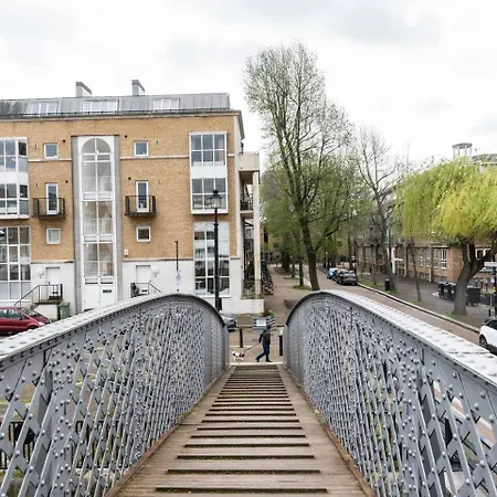 شقة Sunny Maisonette With Views Over Canary Wharf, لندن