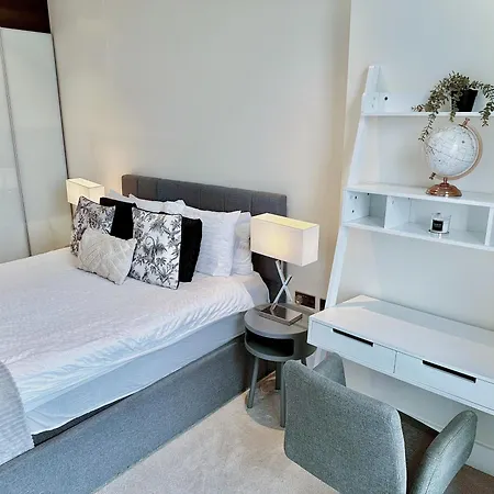 3 Bedroom Penthouse With Private Terrace, Battersea, Nine Elms Apartmán *