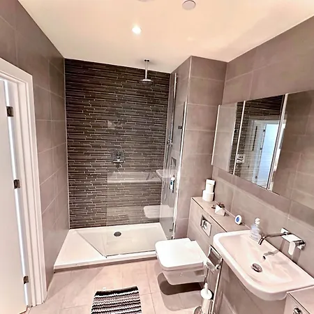 3 Bedroom Penthouse With Private Terrace, Battersea, Nine Elms Apartmán *