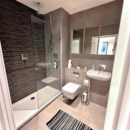 3 Bedroom Penthouse With Private Terrace, Battersea, Nine Elms Apartmán *