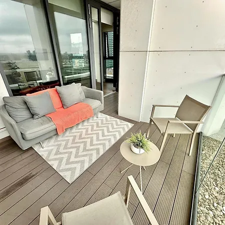 3 Bedroom Penthouse With Private Terrace, Battersea, Nine Elms Apartmán Londýn
