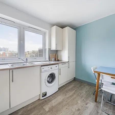 2 Bedroom Central With Views Apartment *