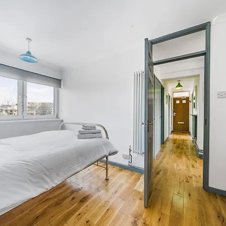 2 Bedroom Central With Views Apartment *