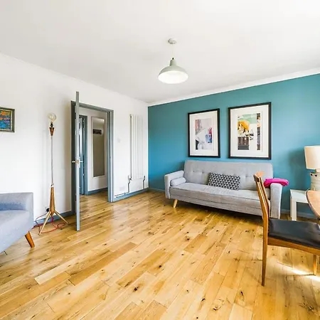 Apartment 2 Bedroom Central With Views *
