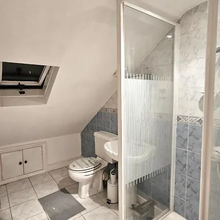 Hayes Deluxe Inn- London, Heathrow Airport Apartment *