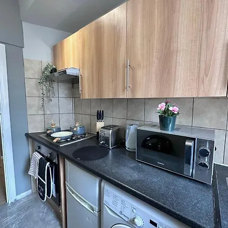 Light Budget Studio On Edgware Road, *