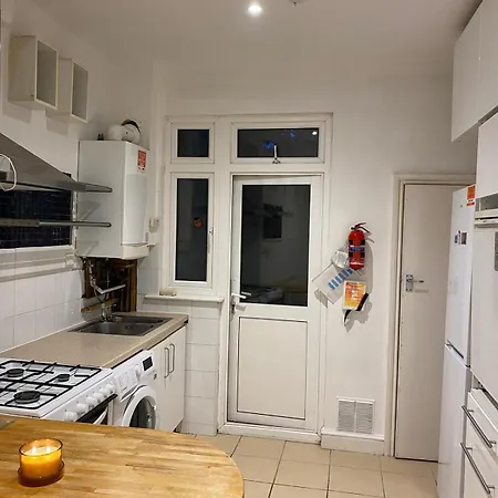 Mushroom Double Bedroom In Nw Guest house Hendon