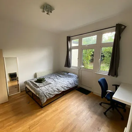 Mushroom Double Bedroom In Nw *