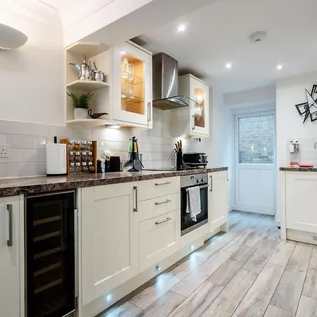 Villa Spacious, Bright & Cosy ~ Ideal Victoria Location! Londra