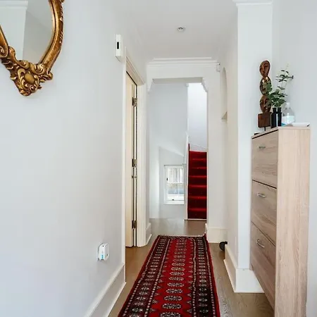 Spacious, Bright & Cosy ~ Ideal Victoria Location!