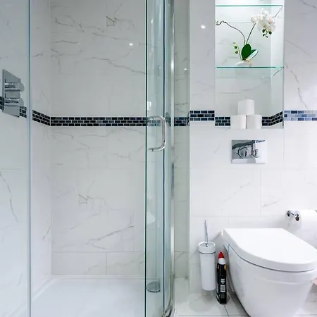Spacious, Bright & Cosy ~ Ideal Victoria Location! *