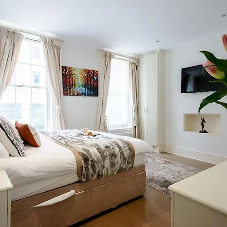 Villa Spacious, Bright & Cosy ~ Ideal Victoria Location!