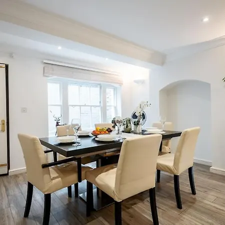 Villa Spacious, Bright & Cosy ~ Ideal Victoria Location! *