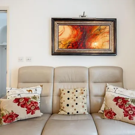 Villa Spacious, Bright & Cosy ~ Ideal Victoria Location!