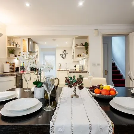 Spacious, Bright & Cosy ~ Ideal Victoria Location! Villa Londra
