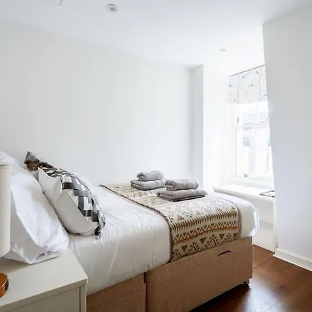 Spacious, Bright & Cosy ~ Ideal Victoria Location! Villa