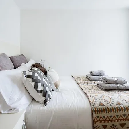 Spacious, Bright & Cosy ~ Ideal Victoria Location! Villa Londra