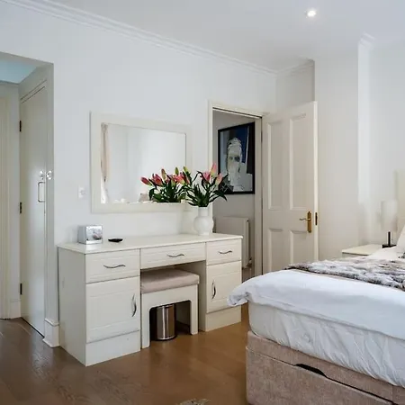 Spacious, Bright & Cosy ~ Ideal Victoria Location! Londra