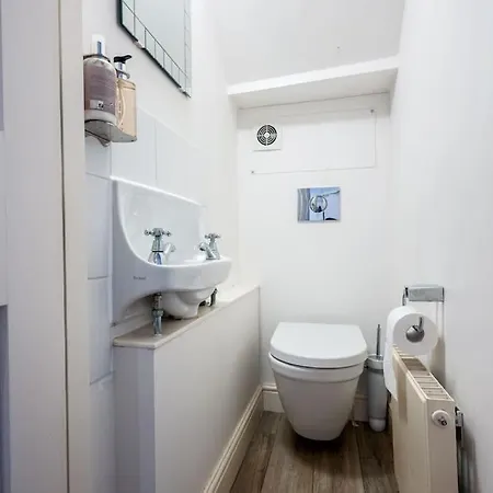 Spacious, Bright & Cosy ~ Ideal Victoria Location! Villa *