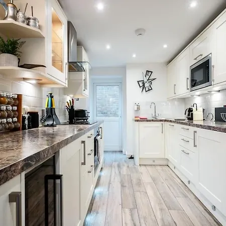 Spacious, Bright & Cosy ~ Ideal Victoria Location! Londra