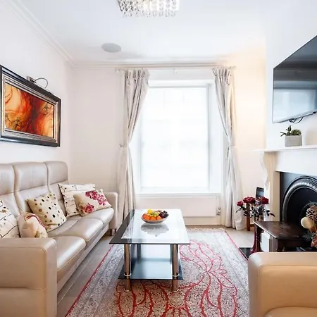 Spacious, Bright & Cosy ~ Ideal Victoria Location! *