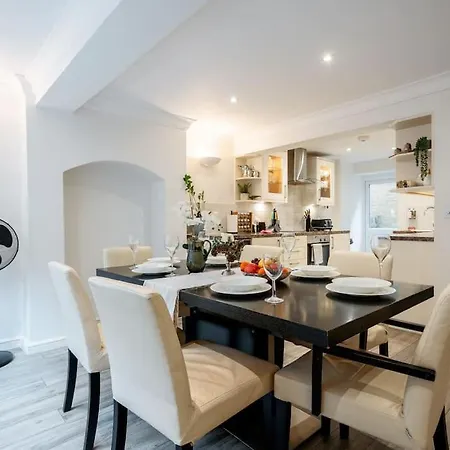 Villa Spacious, Bright & Cosy ~ Ideal Victoria Location!