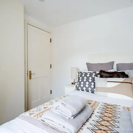 Spacious, Bright & Cosy ~ Ideal Victoria Location! Villa Londra