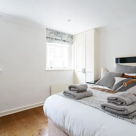 Spacious, Bright & Cosy ~ Ideal Victoria Location! Villa
