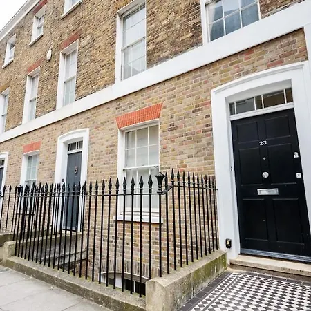 Spacious, Bright & Cosy ~ Ideal Victoria Location!
