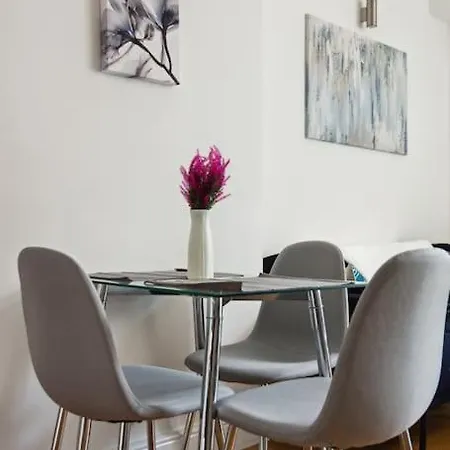 Luxury Urban Living - 1 Bdr Apartment *