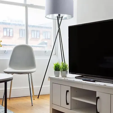 Luxury Urban Living - 1 Bdr Apartment *