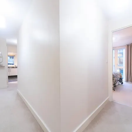 Pass The Keys Modern 2 Bedroom And 2 Bath In London Apartment