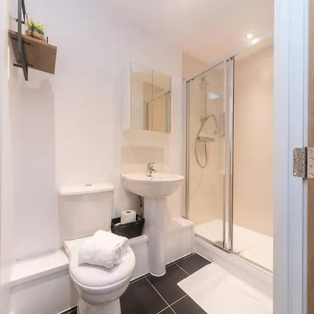 Pass The Keys Modern 2 Bedroom And 2 Bath In London *