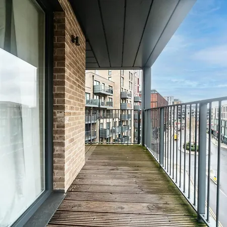 Pass The Keys Modern 2 Bedroom And 2 Bath In London Apartment Edgware