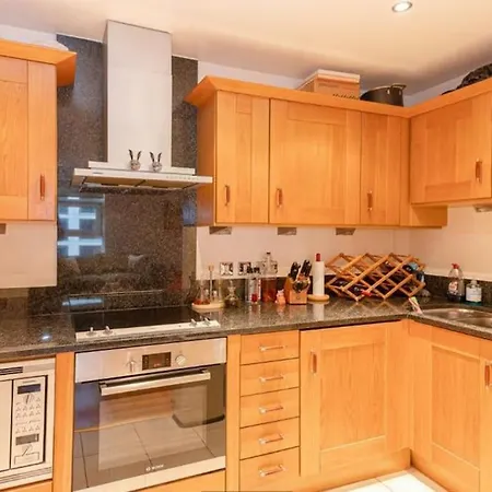 Apartment Charming Two Bedroom With Balcony London