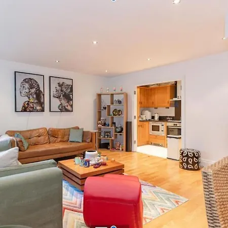 Apartment Charming Two Bedroom With Balcony