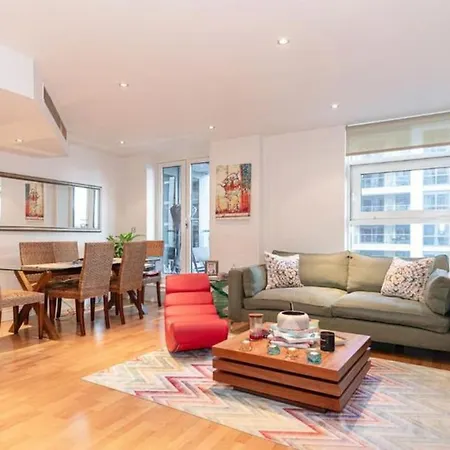 Charming Two Bedroom With Balcony Apartment London