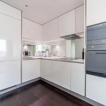 Full Of Light & Spacious 2br Residence, 9 Elms London