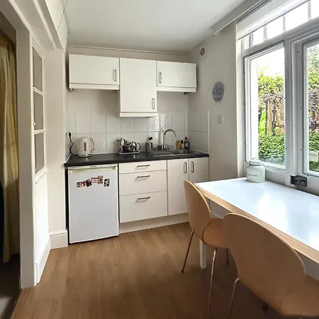 Spacious Comfortable Flat With Free Parking In East Finchley, Muswell Hill & Close To Alexandra Palace *